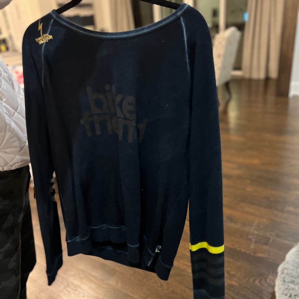 sweat shirt